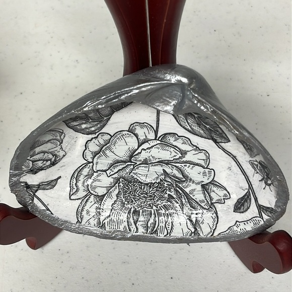 Hand Crafted Black & White Floral Shell Trinket Dish - Picture 2 of 10